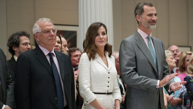 Doña Letizia, del color de Hugo Boss al blanco de Felipe Varela