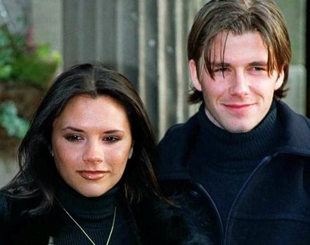 David Beckham y Victoria Adams, en una foto de archivo, cuando anunciaron su comprimiso