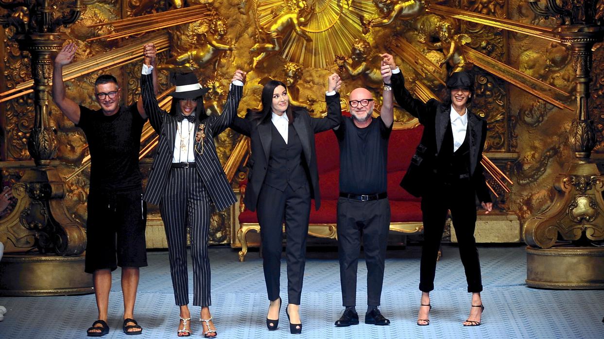 Dolce &amp; Gabbana suben a Monica Bellucci y Naomi Campbell a la pasarela masculina