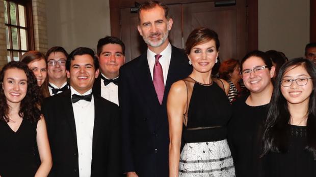 Doña Letizia triunfa en Texas con un vestido «black & white» de Carolina Herrera