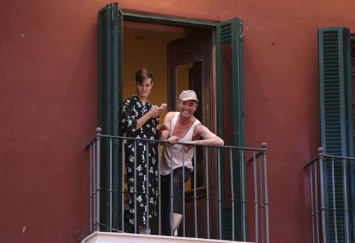 Darío y Garó en el balcón de la casa malagueña del actor