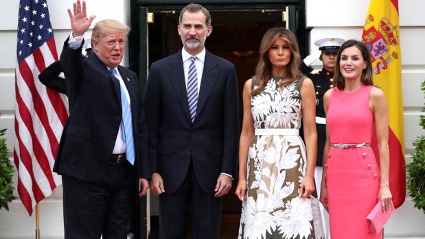 El duelo de estilismos entre la Reina y Melania Trump, a examen