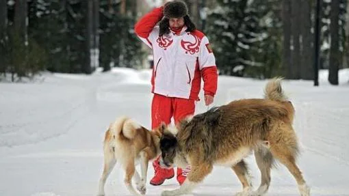 Putin jugando en la nieve con Buffy y Yume