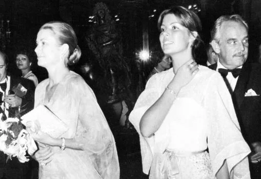 Rainiero y Gracia de Mónaco, junto a la Princesa Carolina, saliendo del mítico hotel