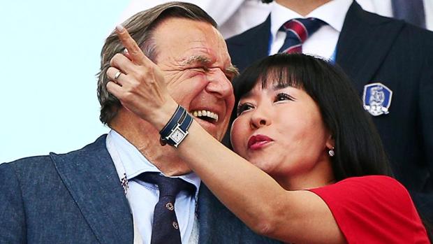 Gerhard Schröder y su mujer coreana, un amor más allá del fútbol