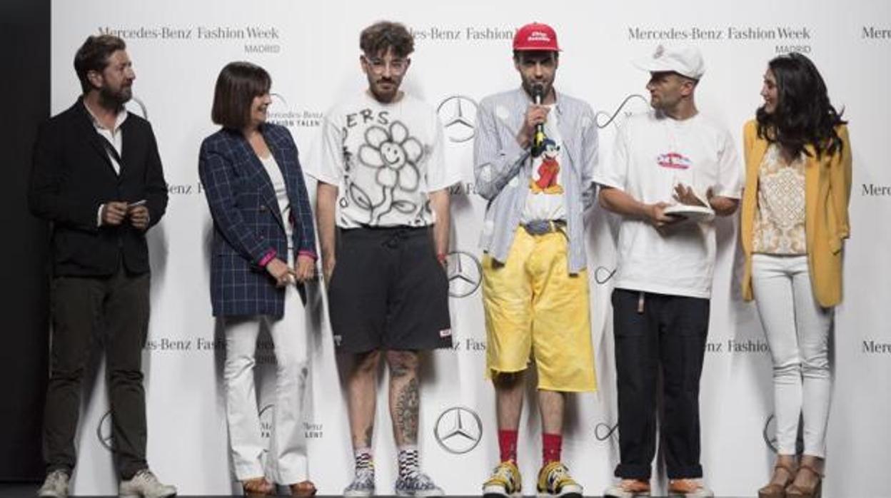 Andrés Aberasturi, Charo Izquierdo y Marta García Mascuñán enttregan el premio a los diseñadores de Outsiders