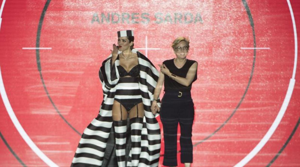 Rosanna Zanetti junto a Nuria Sardá al finalizar el desfile