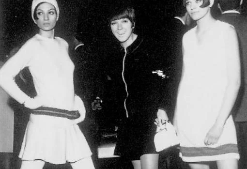 Mary Quant con dos modelos en minifalda