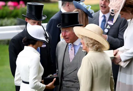 La duquesa de Sussex hablando con el Príncipe Carlos
