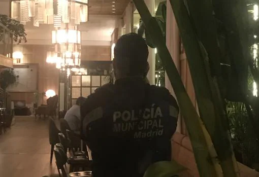 Un agente de la Policía Muncipal, en el interior del hotel NH Collection Madrid Suecia