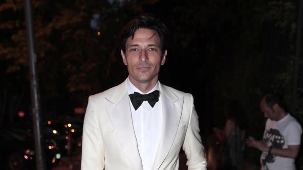 La noche más surrealista de Andrés Velencoso: coincide en la misma fiesta con tres exnovias