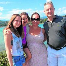 El embajador con su esposa y sus dos hijas en Asturias