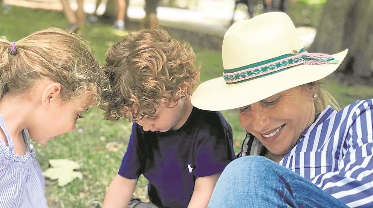 Aída junto a sus nietos Sienna y Salomón, con los que hizo un maratón de helados en el parque del Retiro