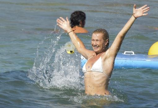 Ana Duato, una sirena en las playas de Ibiza