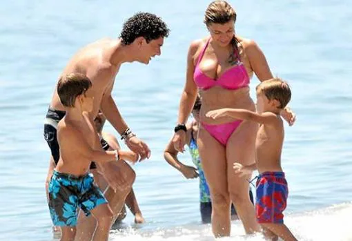 La pareja disfrutando de unos días de playa con los hijos de Salvador (2010)