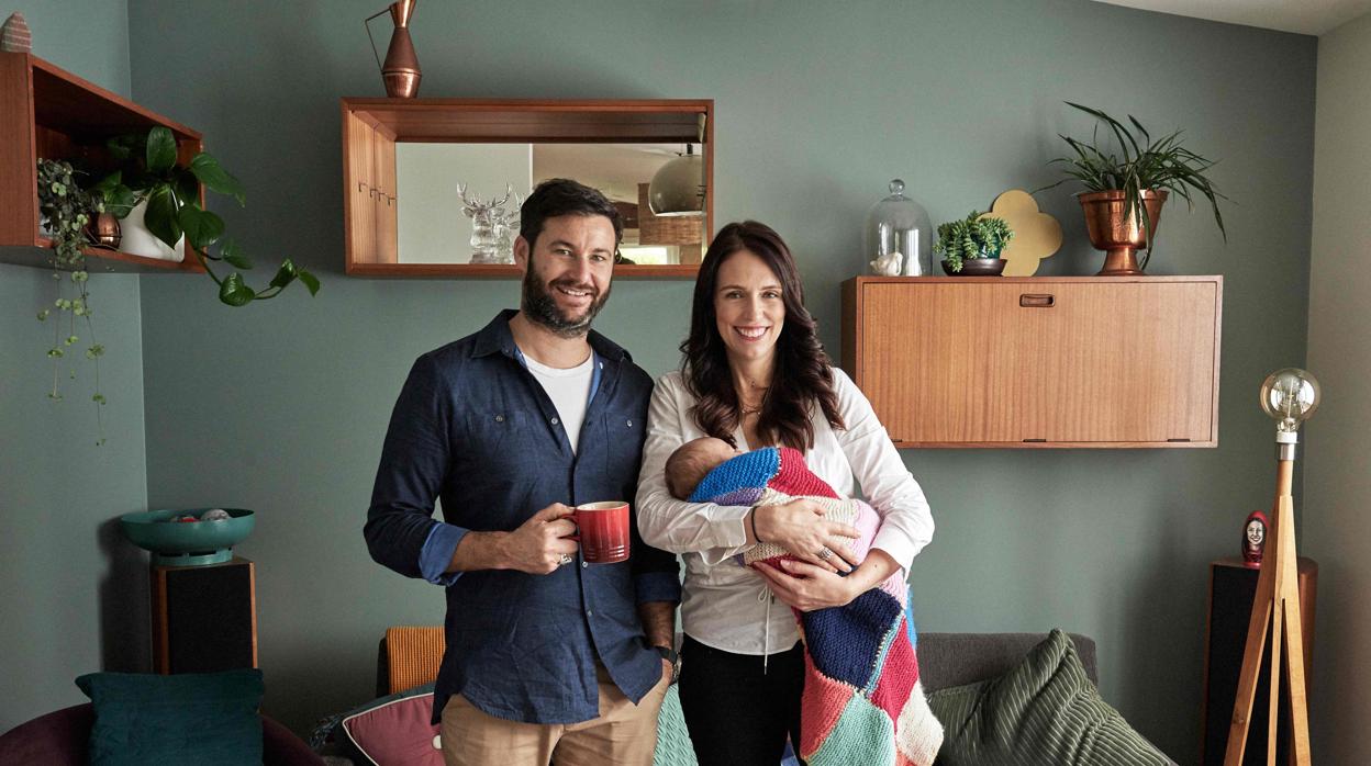 Jacinda Ardern y Clarke Gayford con su hija Neve Te Aroha