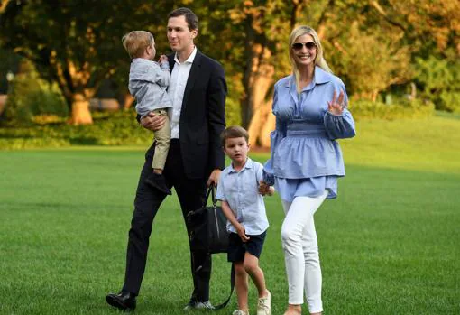 Ivanka Trump y su marido Jared Kushner, con sus dos hijos Theodore y Joseph, en el campo de golf de Trump