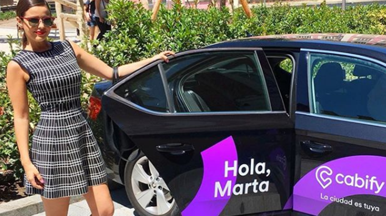 Marta Torné junto a un coche de Cabify