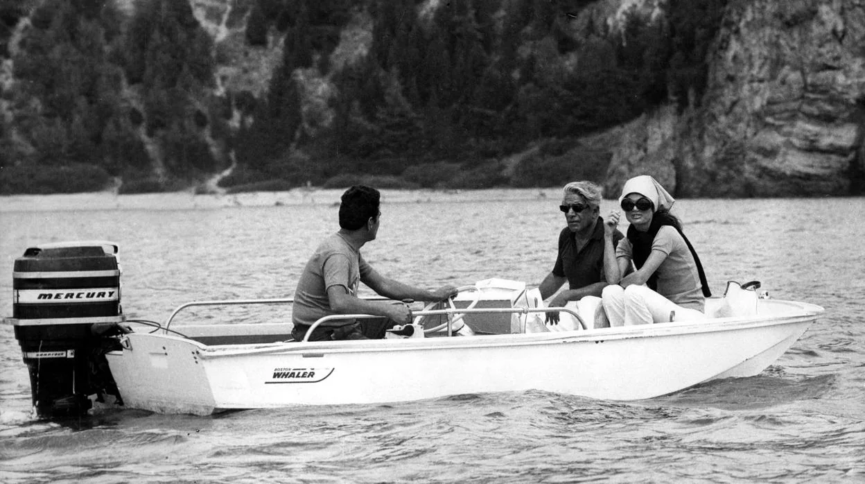 Aristóteles Onassis y su segunda mujer, Jackie Kennedy, navegando Skorpios