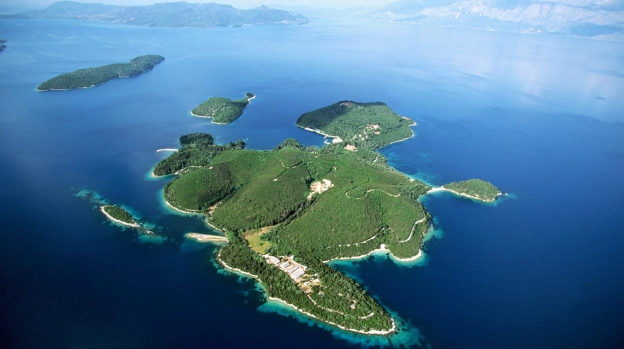 La isla de Skorpios, en el mar Jónico, tiene una longitud de 1,2 Kms y una anchura de 1,24 Kms