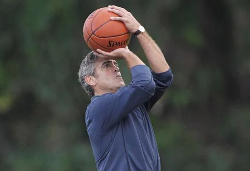 George Clooney, jugando al baloncesto en Hawaii