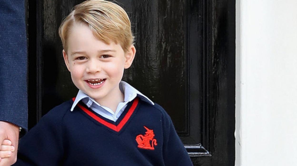 Príncipe George en su primer día de colegio el año pasado junto a su padre Guillermo de Cambridge