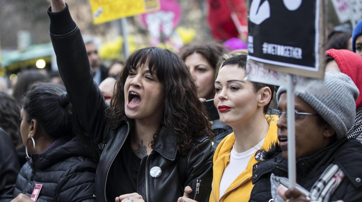 Asia Argento y Rose McGowan, el pasado mes de marzo, en una marcha por la igualdad en Roma