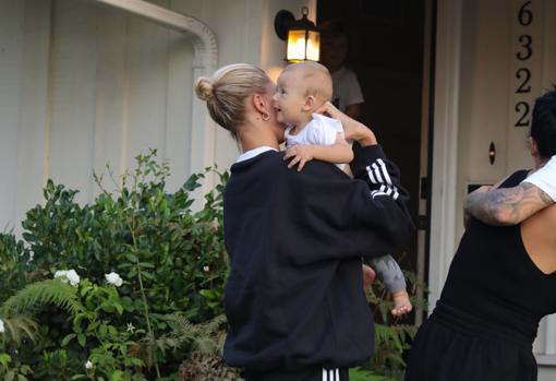 Hailey Baldwin, prometida de Justin Bieber, saca su vena más maternal