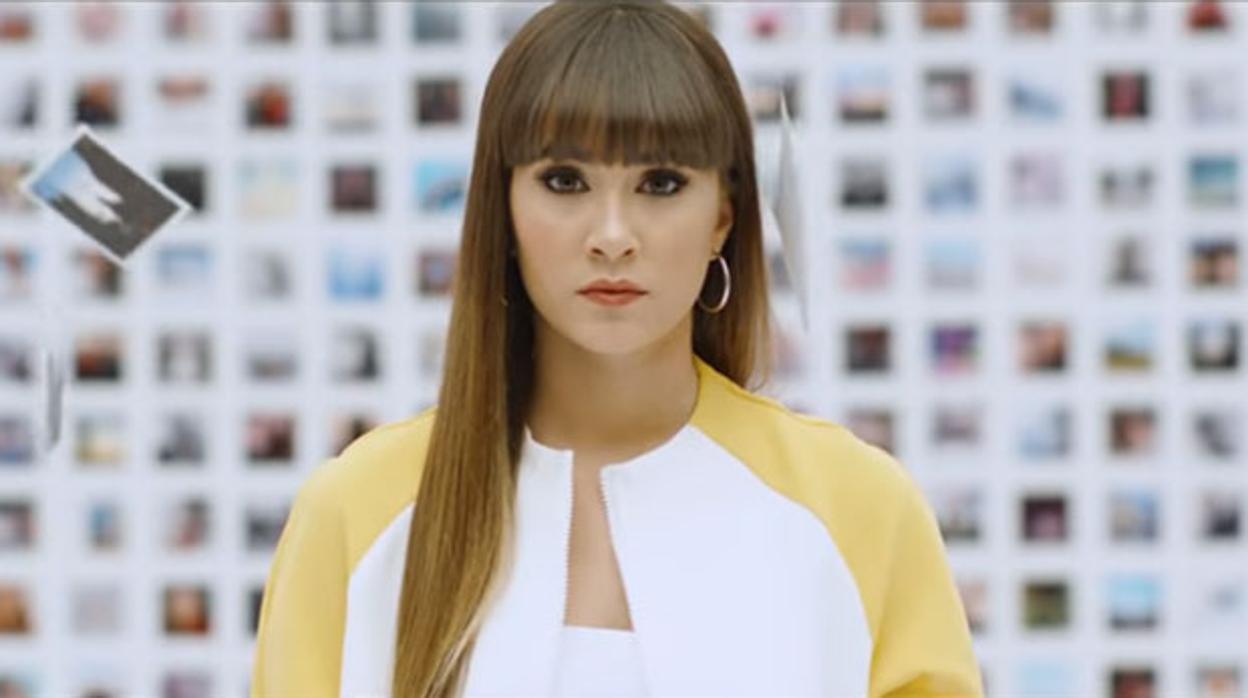 Aitana en el videoclip de su primer single, «Teléfono»