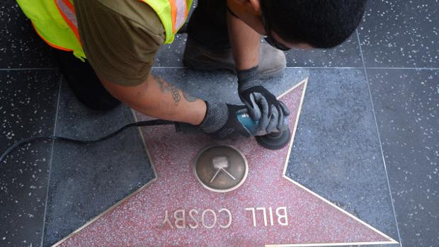 Atacan la estrella de Bill Cosby en el Paseo de la Fama: «Violador en serie»