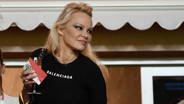 Pamela Anderson, una ruptura y dos versiones: lo que se sabe del fin de su noviazgo con Adil Rami