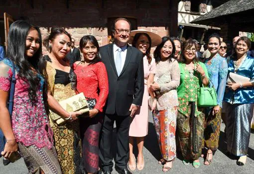 Hollande con parte de la familia de la novia
