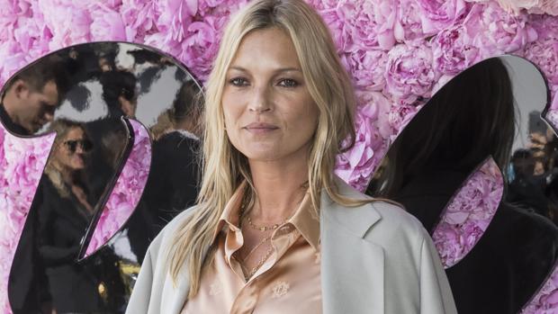 Kate Moss reconoce haber sido presionada para posar en topless con 15 años