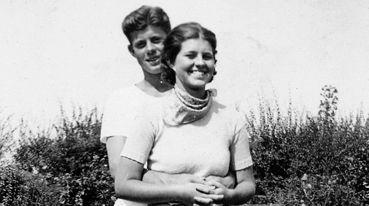 Los hermanos John F. Kennedy y Rosemary durante su juventud
