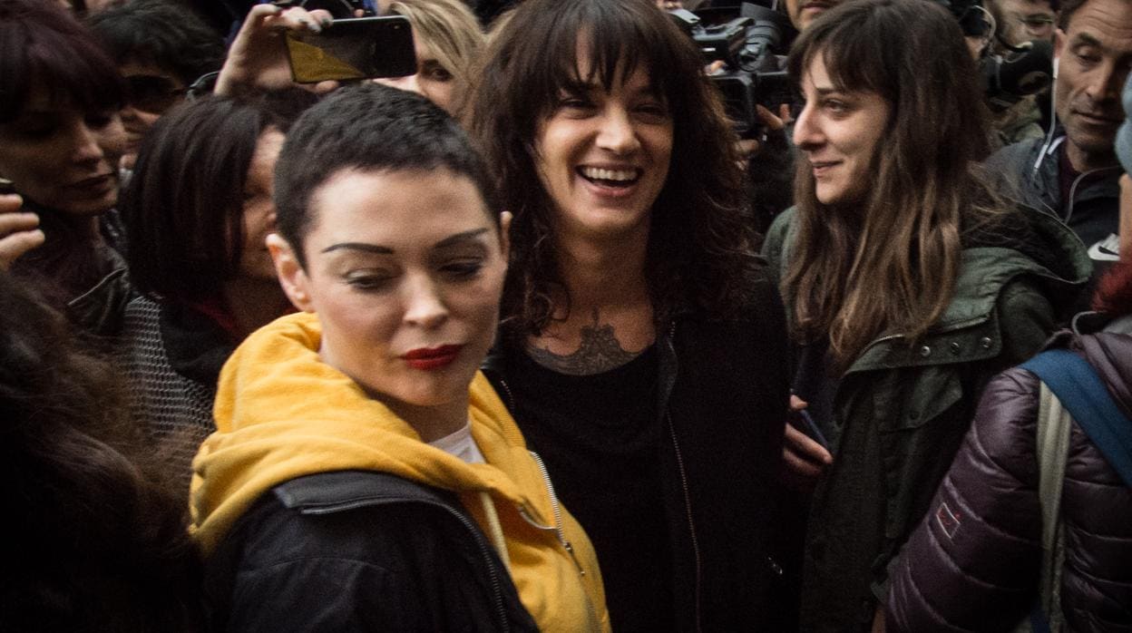 McGowan y Argento, durante una manifestación feminista en Roma, el 8 de marzo