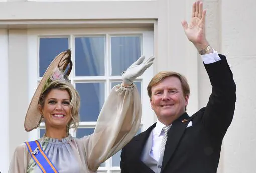 Loe Reyes de los Países Bajos saludan desde el balcón del Palacio de Noordeinde