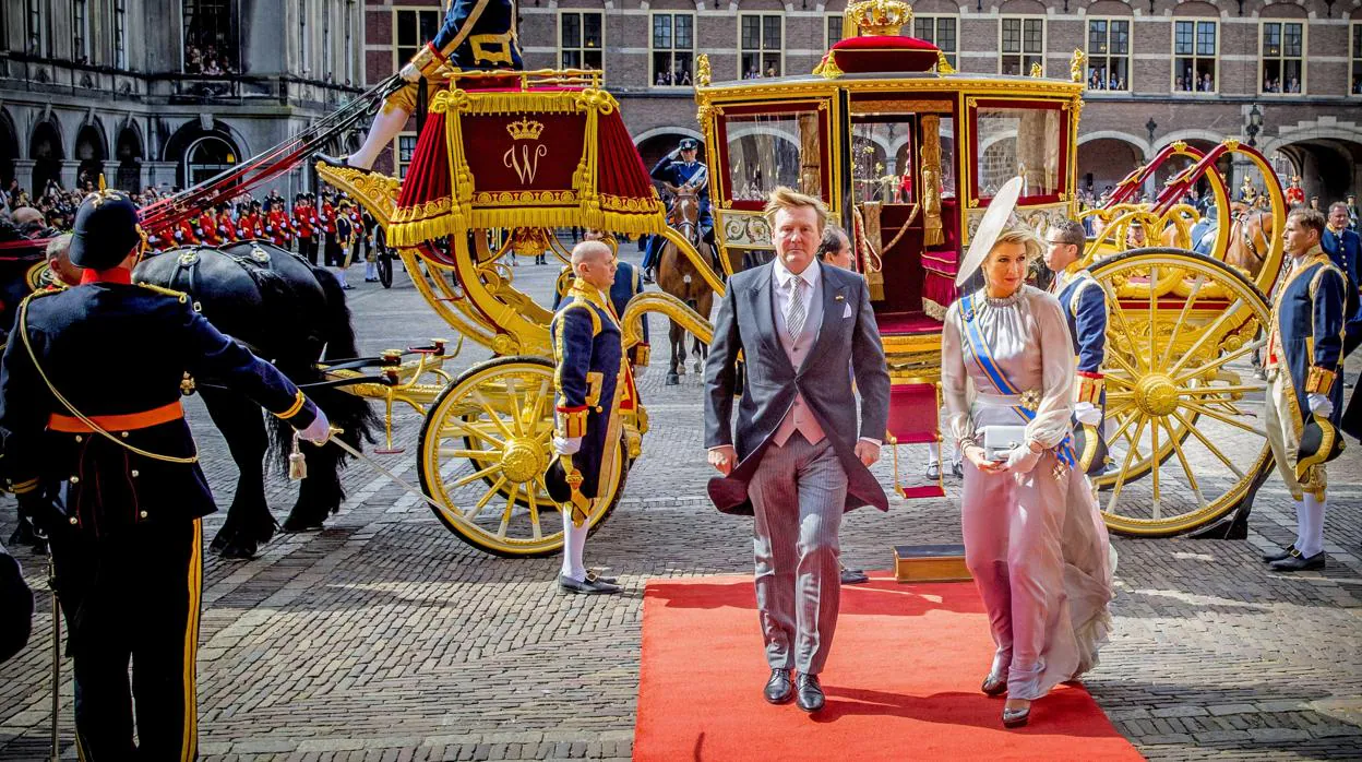 El Rey Guillermo Alejandro y la Reina Máxima de Holanda llegan al Ridderzaal durante el Día del Príncipe, en La Haya