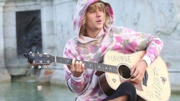 Justin Bieber sorprende a Hailey Baldwin con una serenata frente al Buckingham Palace