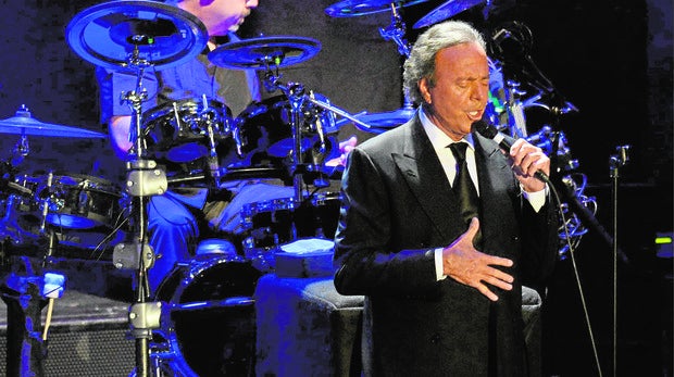 Julio Iglesias celebra su aniversario y el final de su retiro