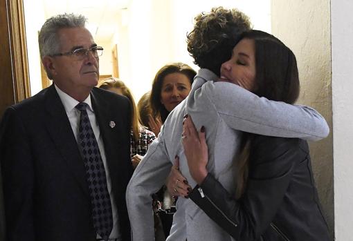 Andrea Costand y Janice Dickinson se funden en un abrazo tras conocerse la sentencia