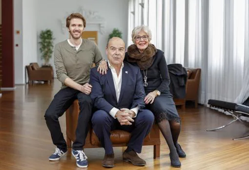 Concha Velasco junto a su hijo Manuel y el actor Antonio Resines