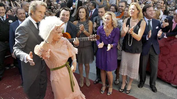Cayetana de Alba y Alfonso Díez: la duquesa que bailó descalza el día de su boda