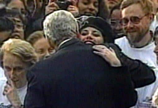 Monica Lewinsky saluda efusivamente a Bill Clinton en 1996