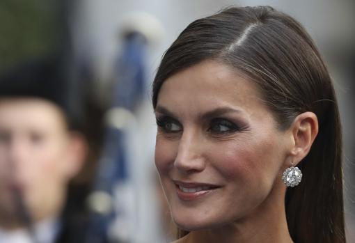 Bordados sobre «azul asturiano»para la Reina Letizia