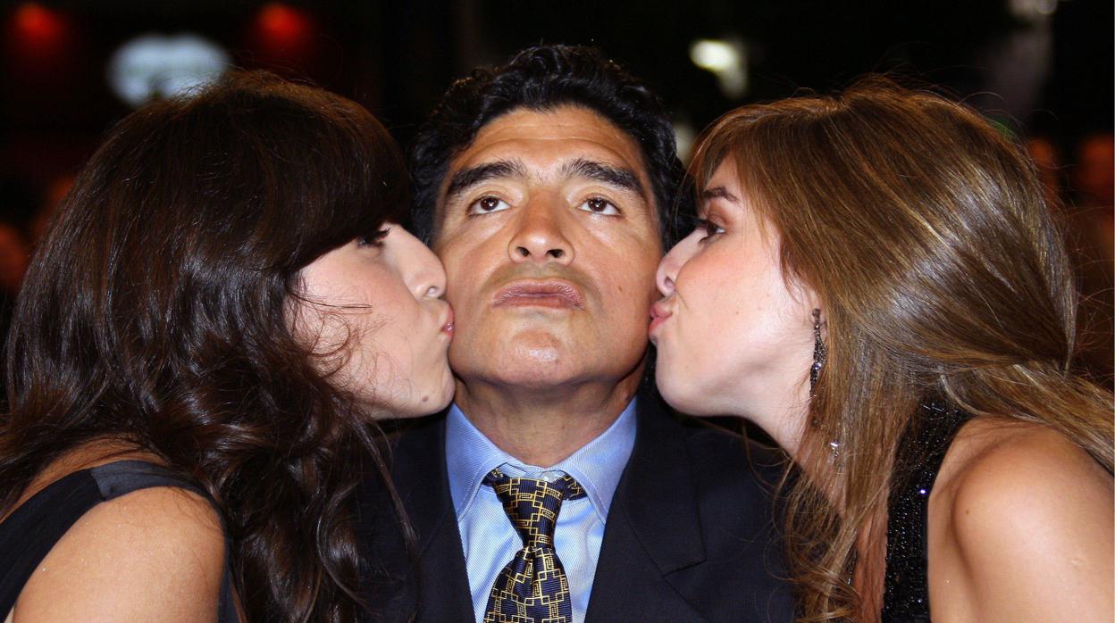 Diego Armando Maradona con sus hijas Dalma y Gianinna