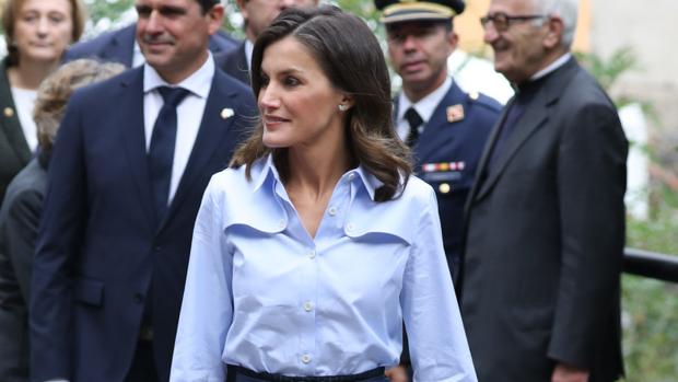 Doña Letizia, con look masculino para visitar el Pueblo Ejemplar