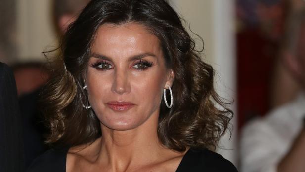 La Reina Letizia, de blanco y negro para la entrega del Premio Francisco Carecedo