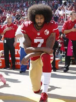 Colin Kaepernick arrodillándose durante el himno de Estados Unidos