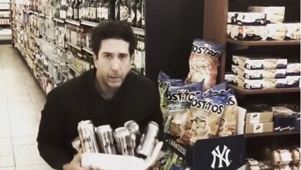 Vídeo: Ross de «Friends» se burla de la Policía imitando a su doble ladrón de cervezas