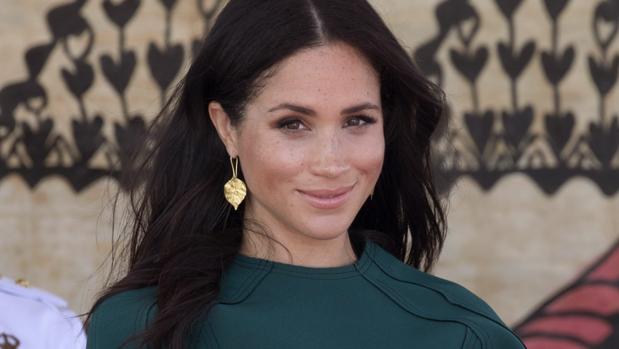 ¿Quién es el culpable de dejar la etiqueta en un vestido de Meghan Markle? Sus estilistas, a juicio